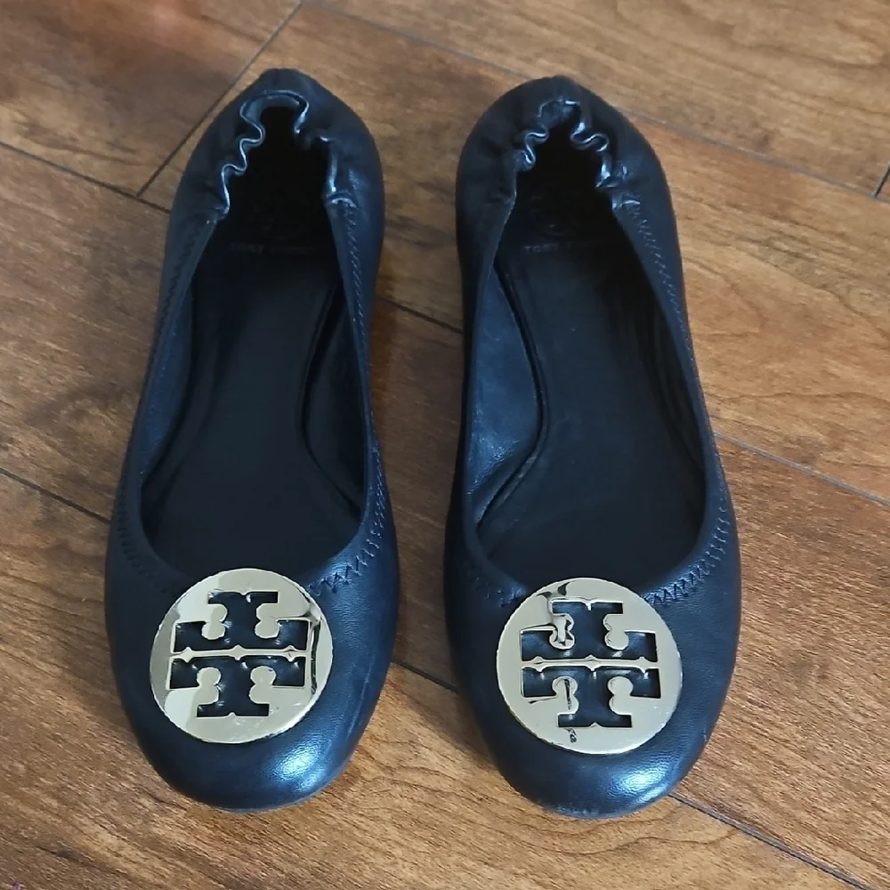 Tory Burch Black Flats with Gold Emblem Sz 10M